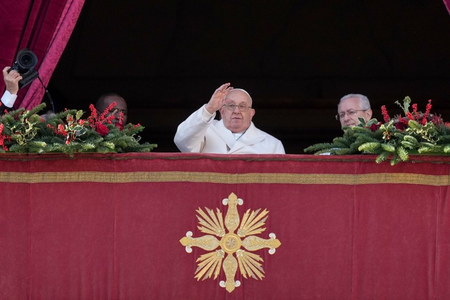 Vor zahlreichen Gl&auml;ubigen spricht der Papst seine Weihnachtsbotschaft.  | Foto: Andrew Medichini/AP/dpa