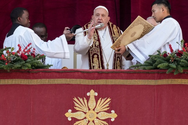 Der Papst spendete den Segen "Urbi et Orbi", also der Stadt und dem Erdkreis.  | Foto: Andrew Medichini/AP/dpa