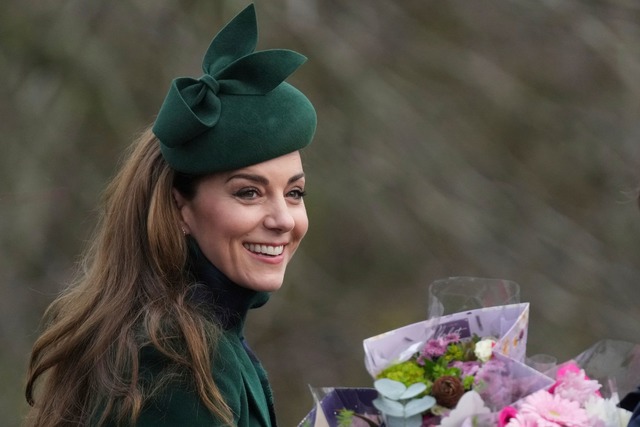 Prinzessin Kate wurde mit Blumen "&uum... wie der Sender Sky News kommentierte.  | Foto: Jon Super/AP/dpa