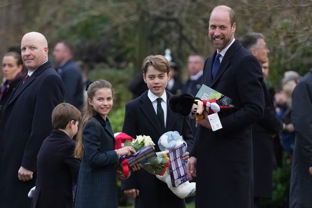 F&uuml;r Kate und Williams Kinder gab es Geschenke.  | Foto: Jon Super/AP/dpa