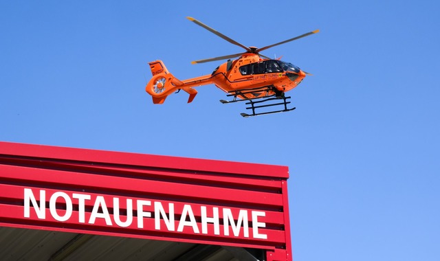 Mit einem Hubschrauber wurde der Verletzte in eine Klinik gebracht. (Symbolbild)  | Foto: Julian Stratenschulte/dpa