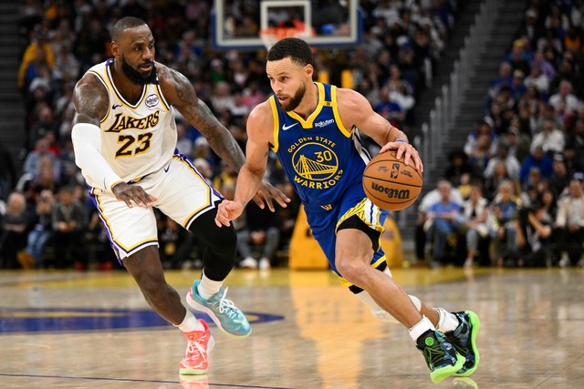 LeBron James (l) und die Los Angeles L...State Warriors um Stephen Curry durch.  | Foto: Eakin Howard/AP/dpa