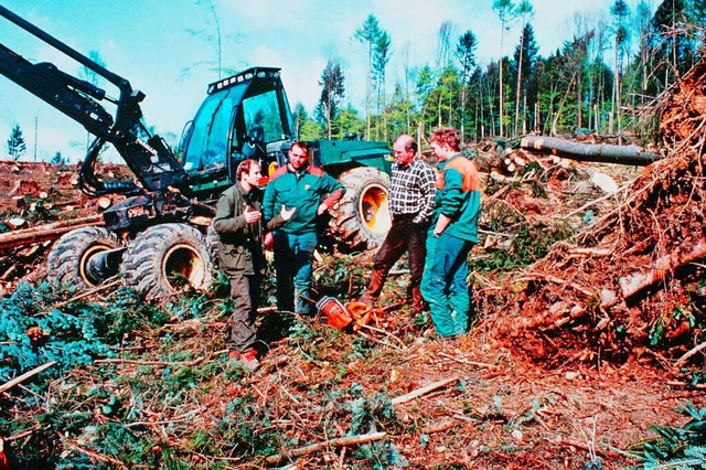 Christian Junele (links) mit Mitarbeit...dem Sturm Lothar zerstrten Waldstck.  | Foto: privat