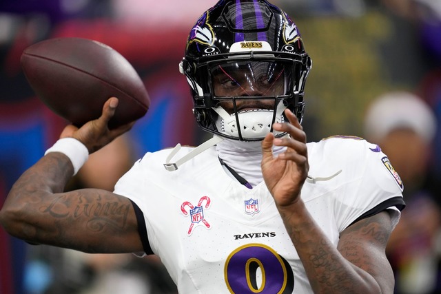 Lamar Jackson gl&auml;nzte mit zwei ge...einem erlaufenen Touchdown in Houston.  | Foto: David J. Phillip/AP/dpa