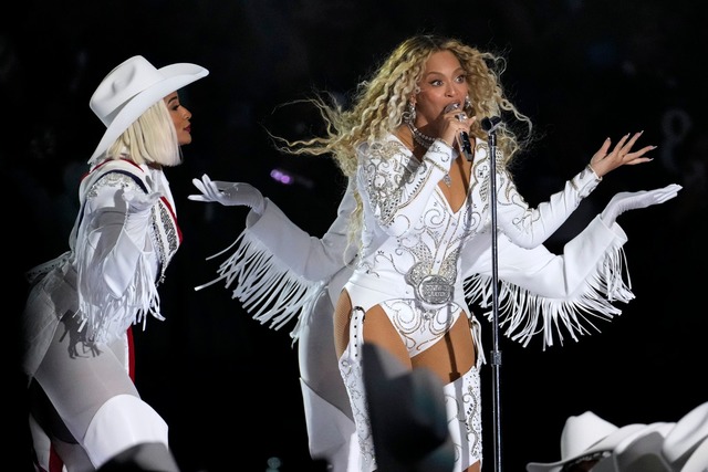 US-Superstar Beyonc&eacute; trat in der Halbzeitpause auf.  | Foto: David J. Phillip/AP/dpa