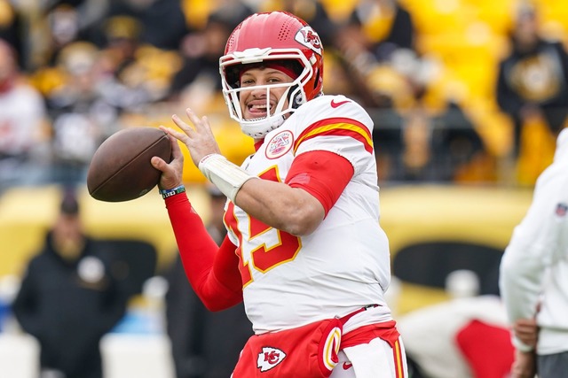 Chiefs-Quarterback Patrick Mahomes verbringt Weihnachten mit einem Football.  | Foto: /Matt Freed/AP/dpa