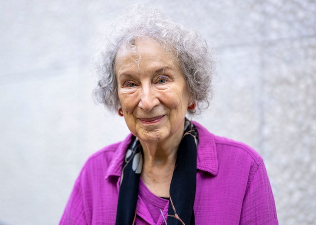 Margaret Atwood wird immer wieder f&uu...aturnobelpreis gehandelt (Archivbild).  | Foto: Monika Skolimowska/dpa