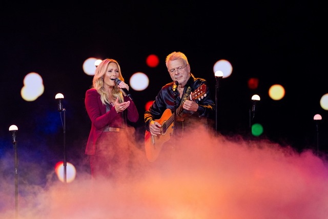 S&auml;ngerin Helene Fischer und S&auml;nger Reinhard Mey.  | Foto: Rolf Vennenbernd/dpa