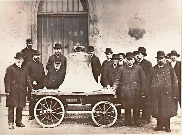 Ein historisches Foto im Jahrbuch zeig...mit der neu gegossenen Glocke von 1891  | Foto: Stadtarchiv Schopfheim