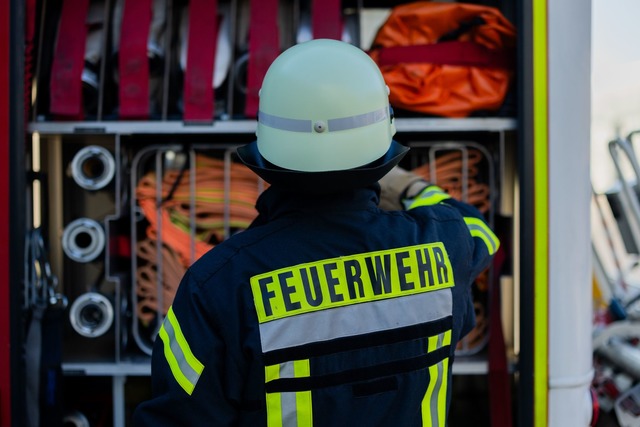 Feuerwehrleute l&ouml;schen die brennende Anlage. (Symbolbild)  | Foto: Rolf Vennenbernd/dpa