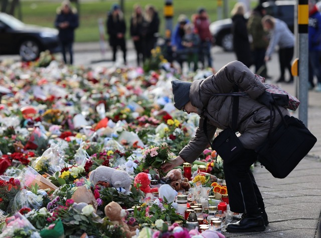 Trauernde legen Blumen vor der Magdeburger Johanniskirche ab. (Archivbild)  | Foto: Matthias Bein/dpa