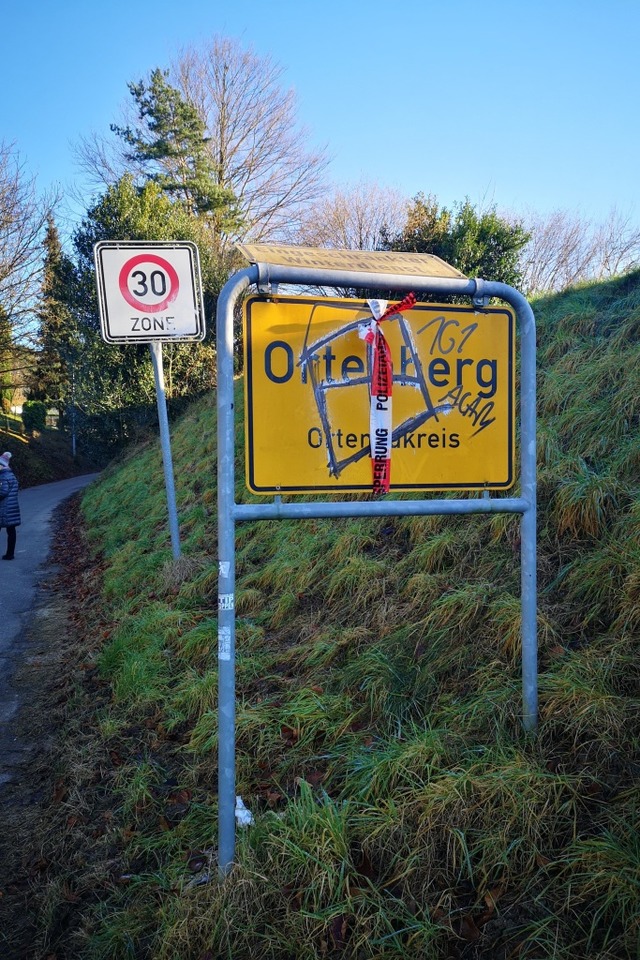 Mittlerweile unkenntlich gemacht sind ...hildern am Ortseingang von Kfersberg.  | Foto: Ralf Burgmaier