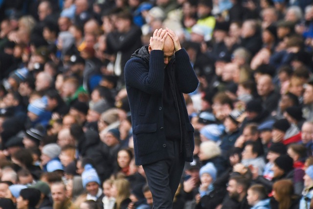 Pep Guardiola verzweifelt an der Krise von Manchester City.  | Foto: Rui Vieira/AP/dpa