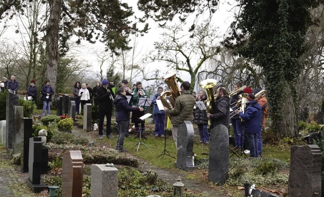 Weihnachtskonzert des Posaunenchors auf dem Emmendinger Bergfriedhof  | Foto: Dieter Erggelet