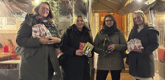 Frauen des Kita-Elternbeirats mit Geschenken vor dem &#8222;Guglhupf&#8220;.  | Foto: Franz Walz Kindergarten