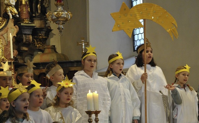 Der Chor verkrperte den Stern von Bethlehem.   | Foto: Ralph Fautz