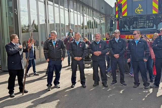 Am Tag der Offenen Tore im neuen Zentr...nt Richard Urich steht rechts daneben.  | Foto: Feuerwehr Mhlin