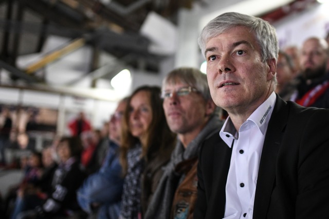 Werner Karlin da, wo er wohl am liebst...m Stammplatz im Freiburger Eisstadion.  | Foto: Patrick Seeger