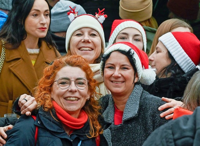 Weihnachtsfrauen feiern vor dem &#8222;Platzhirsch&#8220; in Lahr.  | Foto: Endrik Baublies