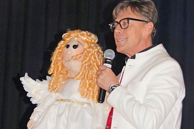 Auch als Bauchredner machte der Entertainer Hansy Vogt eine gute Figur.  | Foto: Christa Maier