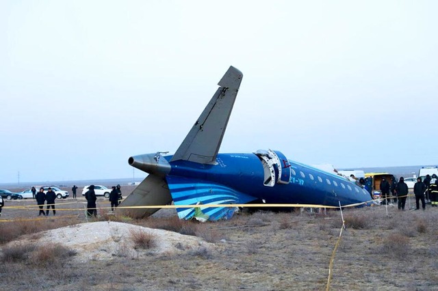 Das Wrack der Passagiermaschine in Kasachstan.  | Foto: dpa