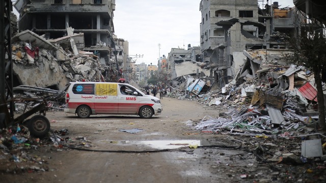 Ein Krankenwagen f&auml;hrt an Tr&uuml...ude in Beit Lahia vorbei. (Archivbild)  | Foto: Mohammed Alaswad/APA Images via ZUMA Press Wire/dpa