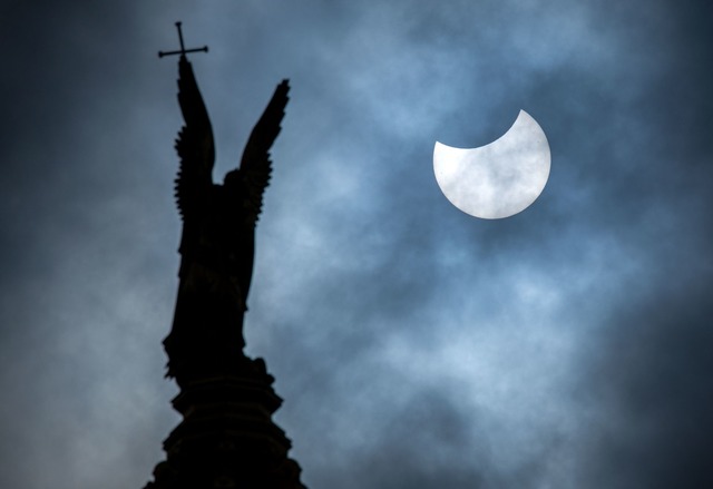 Eine partielle Sonnenfinsternis ist am...ttagsstunden beobachtbar. (Symbolbild)  | Foto: Jens B&uuml;ttner/dpa