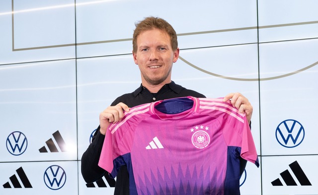 Gewagte Farben? Bundestrainer Julian N...M-Trikot des DFB-Teams. (Foto: Archiv)  | Foto: Boris Roessler/dpa