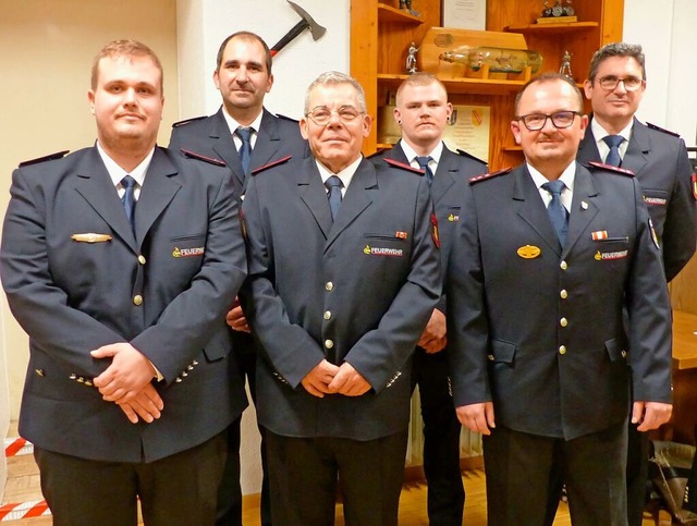 Kommandant Markus Geugelin (Zweiter vo...mermann und Simon Jauslin (von links).  | Foto: Rolf Mck