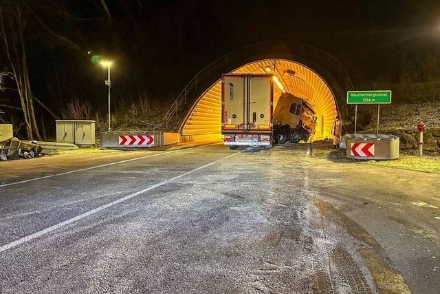 Auf Glatteis gegen das Wolfacher Tunnelportal geprallt