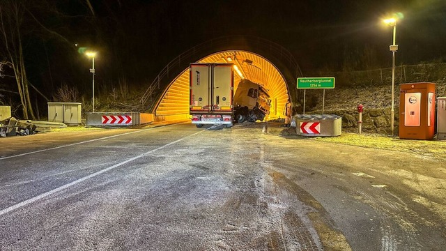 Auf glatter Strae hat der Fahrer die ...und ist mit dem Tunnelportal geprallt.  | Foto: Einsatz-Report24