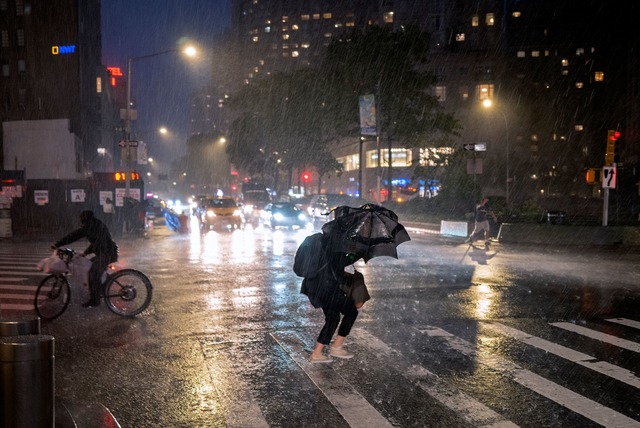 Um die Kosten des Klimawandels zu fina...imas&uuml;nder zur Kasse. (Archivbild)  | Foto: Craig Ruttle/AP/dpa