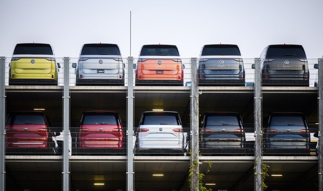 Die Industrie muss den Autoabsatz auch 2025 mit Rabattten ankurbeln.  | Foto: Julian Stratenschulte/dpa