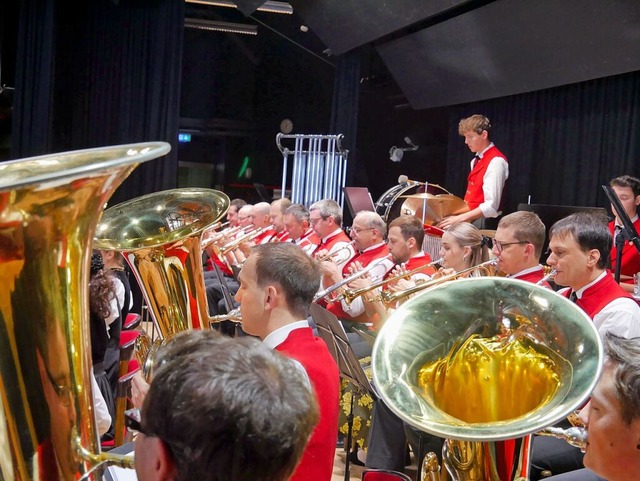 Dirigent Harald Schilling und seine Ti...Publikum ein buntes Weihnachtskonzert.  | Foto: Eva Korinth