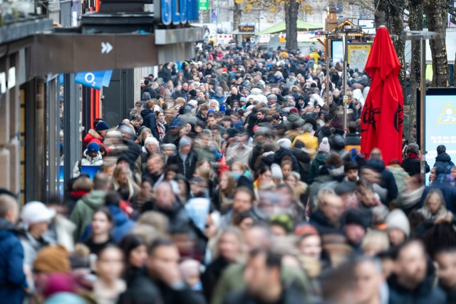 Einzelhandel setzt auf das Gesch&auml;ft nach Weihnachten. (Archivbild)  | Foto: Marijan Murat/dpa