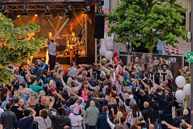 <BZ-FotoAnlauf>Gestartet:</BZ-FotoAnla...dern der Rathausplatz wurde zur Bhne.  | Foto: Hubert Gemmert