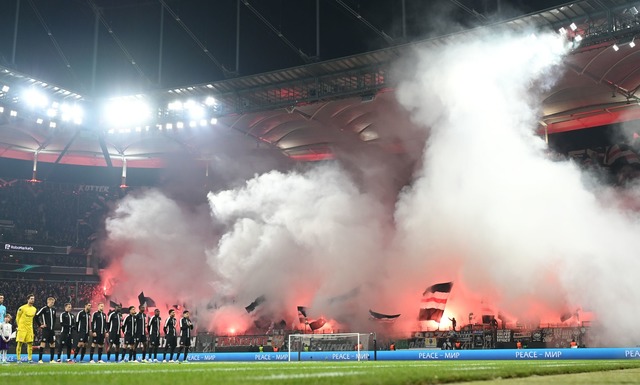 Eintracht Frankfurt musste in der Vors...eiste Geld an den DFB &uuml;berweisen.  | Foto: Arne Dedert/dpa