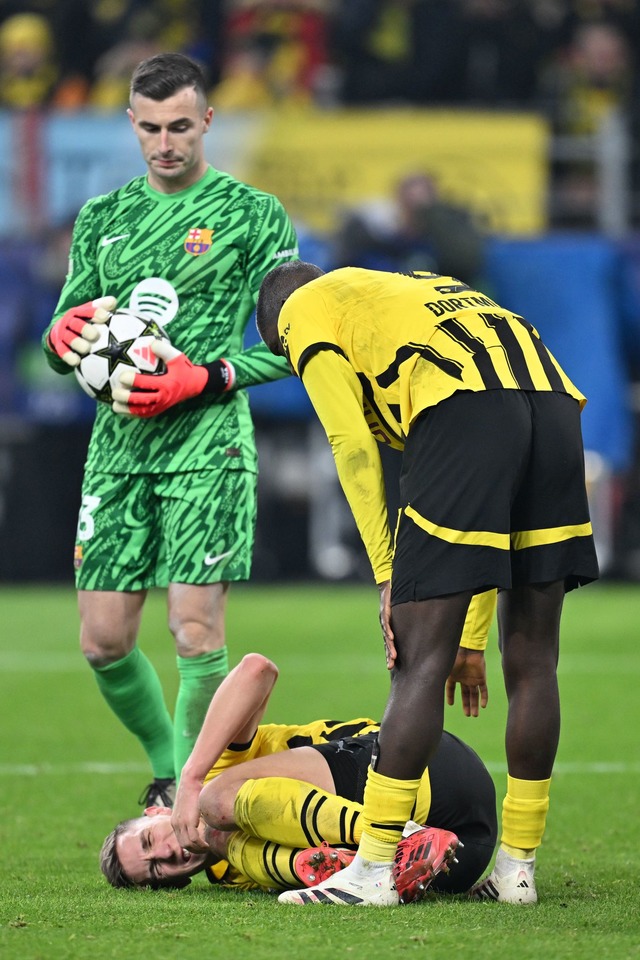 An der Belastungsgrenze: Dortmunds Nic...n FC Barcelona verletzt auf dem Rasen.  | Foto: Bernd Thissen/dpa