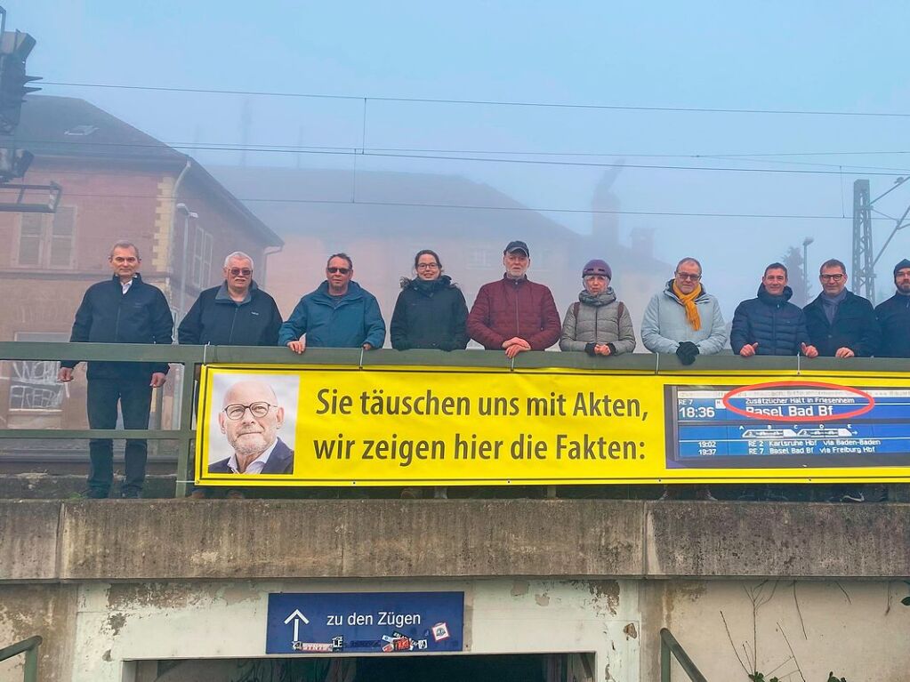 Mrz: Die Friesenheimer Bahnpendler lassen nicht locker und protestieren weiter. Sie fordern die Wiedereinfhrung der zehn  Bahnhalte in Friesenheim, die 2020 gestrichen wurden.