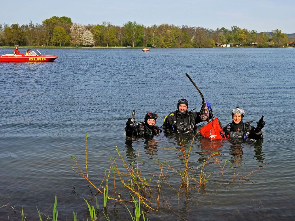 April: Bei einer Seeputzete in Schuttern machen der Tauchclub Calypso und die DLRG-Ortsgruppe Friesenheim-Schuttern  gemeinsame Sache.