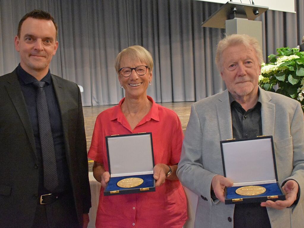 … und fr Anneliese Zanger und Wilfried Seitz gab es die Brgermedaille der Gemeinde.