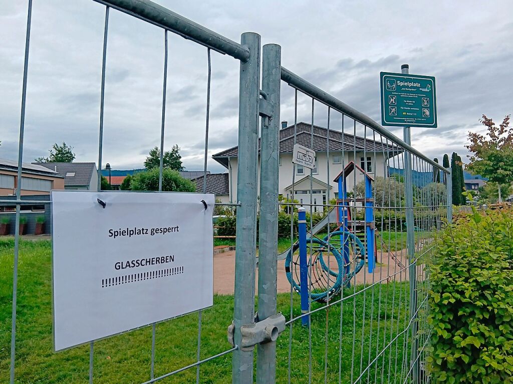 Juni: Der Spielplatz „Am Dorfgraben“ in Friesenheim ist mit gefhrlichen Glassplittern berst. Er muss vorbergehend gesperrt werden.