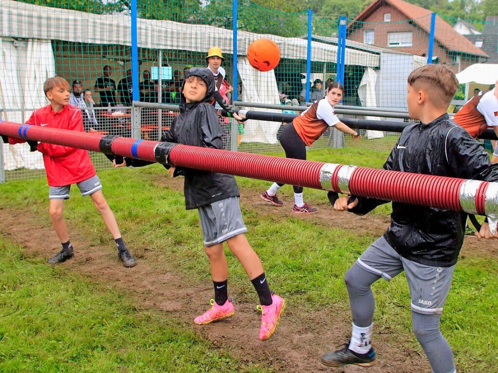 Juli: Beim Menschenkickerturnier im Rahmen der Dorfmeisterschaft trotzen die Teilnehmerinnen und Teilnehmer dem Regen.