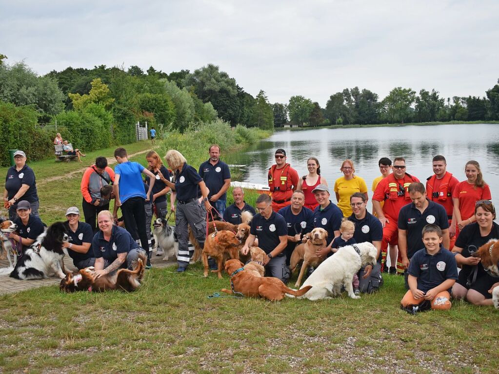 August:  Rettungshundestaffel und DLRG trainieren gemeinsam am Schutterner Baggersee.