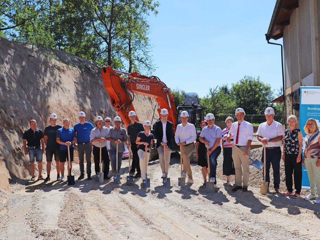 August: Mit dem Spatenstich erfolgt der symbolische Startschuss fr die Sanierung der Sternenberghalle, eines der groen, kostspieligen Projekte nimmt damit Fahrt auf.