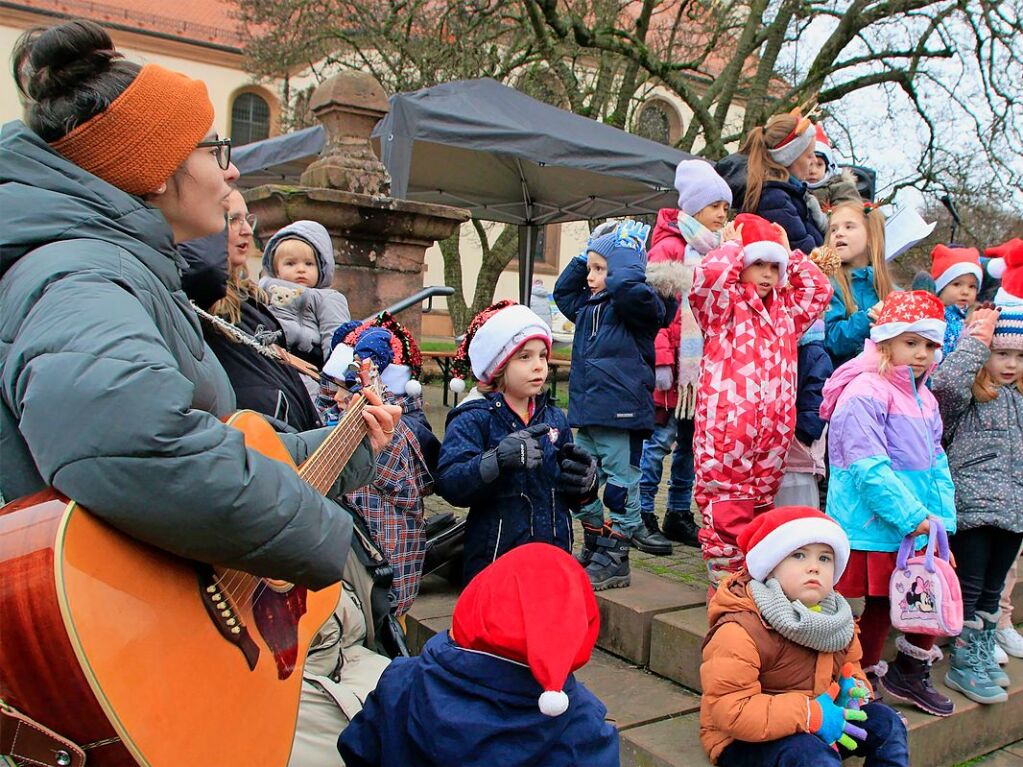 Dezember: In allen Ortsteilen sorgen Advents- und Weihnachtstreffen fr festliche Stimmung.