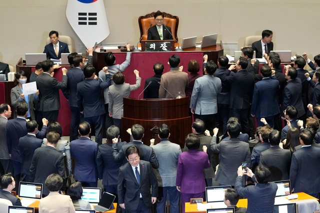 Das Parlament hat f&uuml;r die Amtsent...r&auml;sidenten Han Duck Soo gestimmt.  | Foto: Ahn Young-joon/AP/dpa