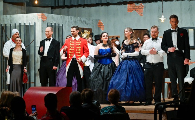 Die Theatergruppe der Trachtenkapelle ...ette &#8222;Die Fledermaus&#8220; auf.  | Foto: Endrik Baublies