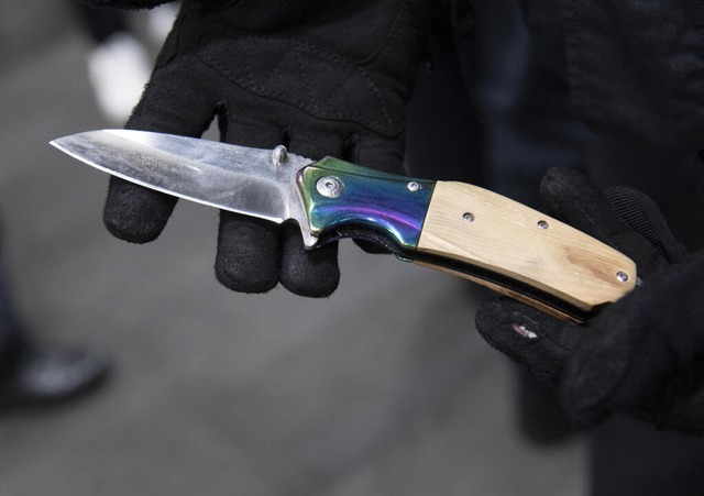 Ein von der Polizei sichergestelltes Messer  | Foto: Paul Zinken (dpa)