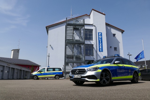 Der BMW blockierte laut Polizei die Zu...f den Hof des Polizeireviers Breisach.  | Foto: Sophia Ungerland